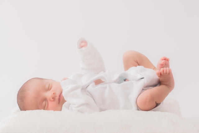 赤ちゃんが激しく足をバタバタする理由とその対応