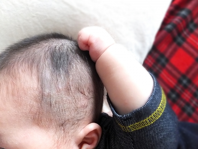 髪の毛をむしる赤ちゃん