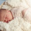 寝ている赤ちゃんの効果的な起こし方！授乳・朝・昼寝で起きる方法は？