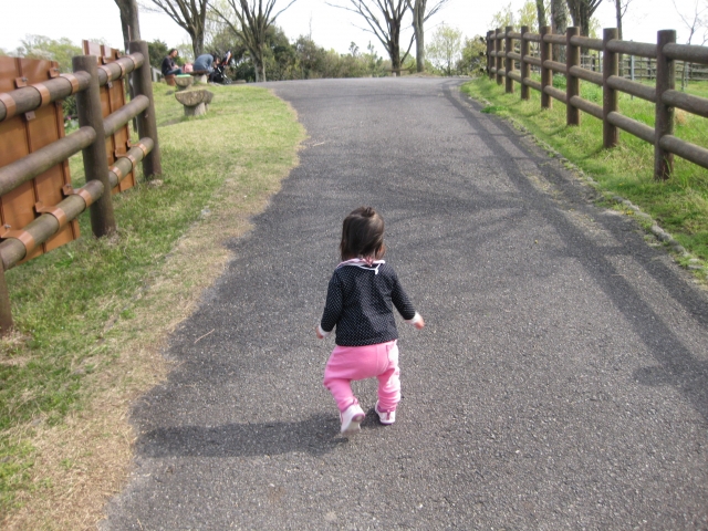 赤ちゃんが歩く時期はいつから 歩き始めが遅い 早い 原因と対応の仕方