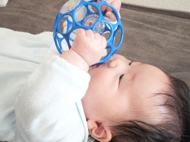 生後3ヶ月のオススメおもちゃ 赤ちゃんが興味津々で遊ぶ人気４選と手作り