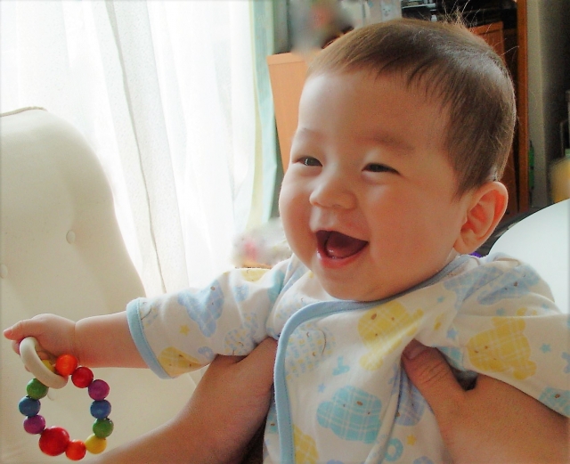 生後9ヶ月の赤ちゃんにオススメおもちゃ 夢中で遊ぶ人気５選と簡単手作り