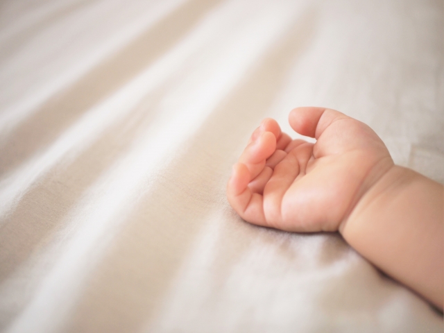 赤ちゃんが手足だけ冷たいのに汗をかく原因は 体温調節のことや対処法