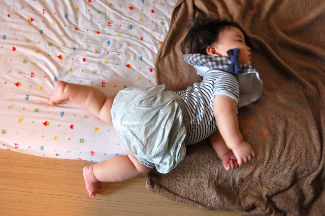 赤ちゃんのうつぶせ寝はいつから？注意すべきはいつまで？うつぶせ寝好きの防止と注意