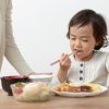 子供が食べ物を飲み込めない・口に入れたままにする原因と症状別の病院
