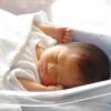 赤ちゃんが寝すぎ、授乳のために起こす？乳児が起きないときの対処法！