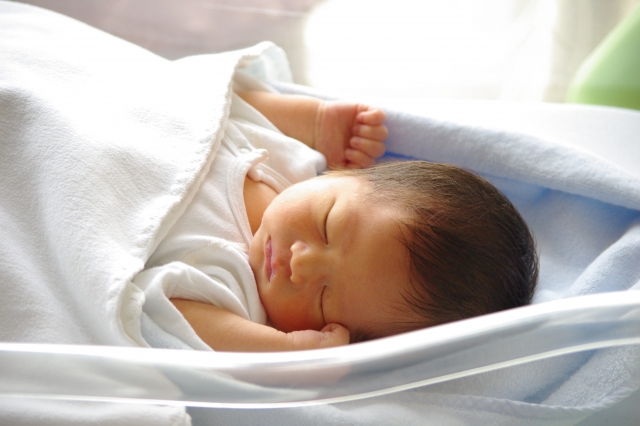赤ちゃんが寝すぎ 授乳のために起こす 乳児が起きないときの対処法